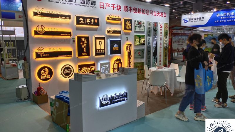 PVC材质：耐用性强，适合长期户外使用